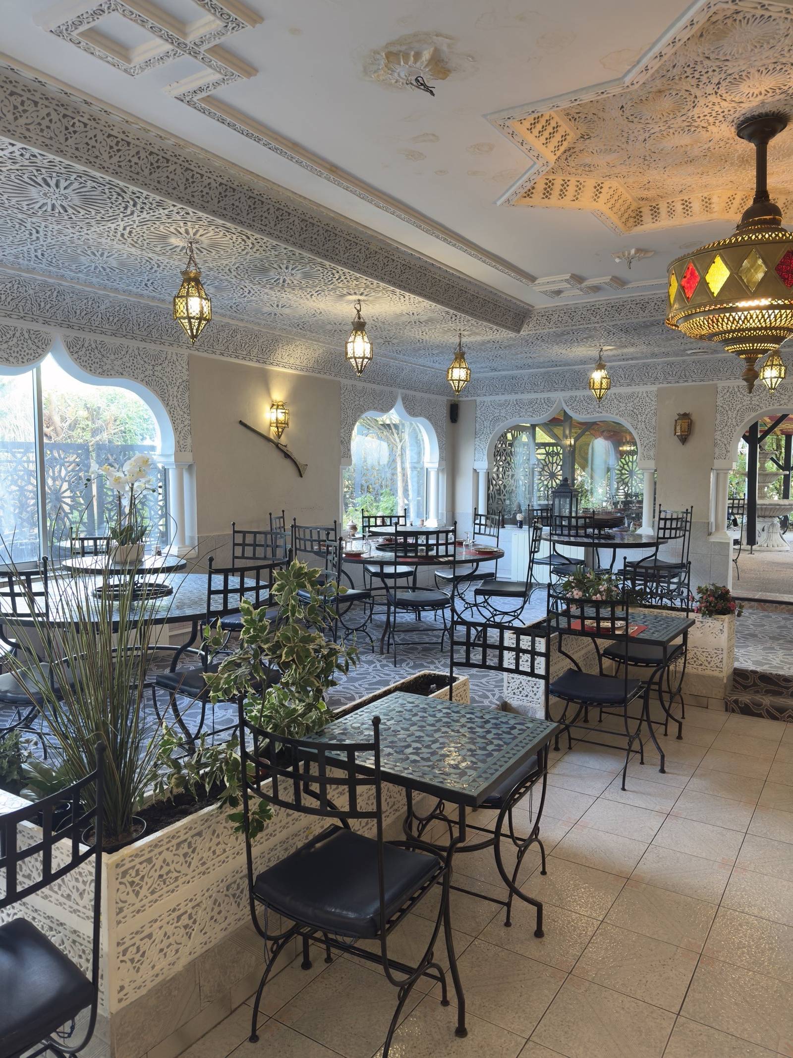 Salle du restaurant La Baraka, arcades et lanternes marocaines